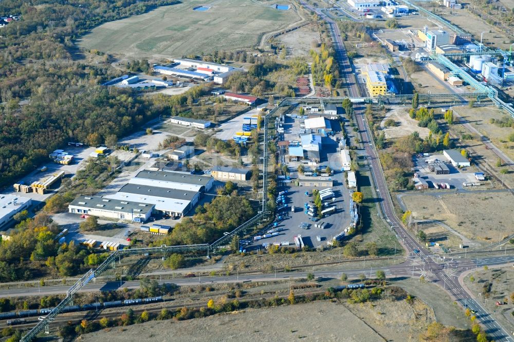 Luftaufnahme Bitterfeld-Wolfen - Lagerhallen und Speditionsgebäude an der Farbenstraße im Ortsteil Greppin in Bitterfeld-Wolfen im Bundesland Sachsen-Anhalt, Deutschland