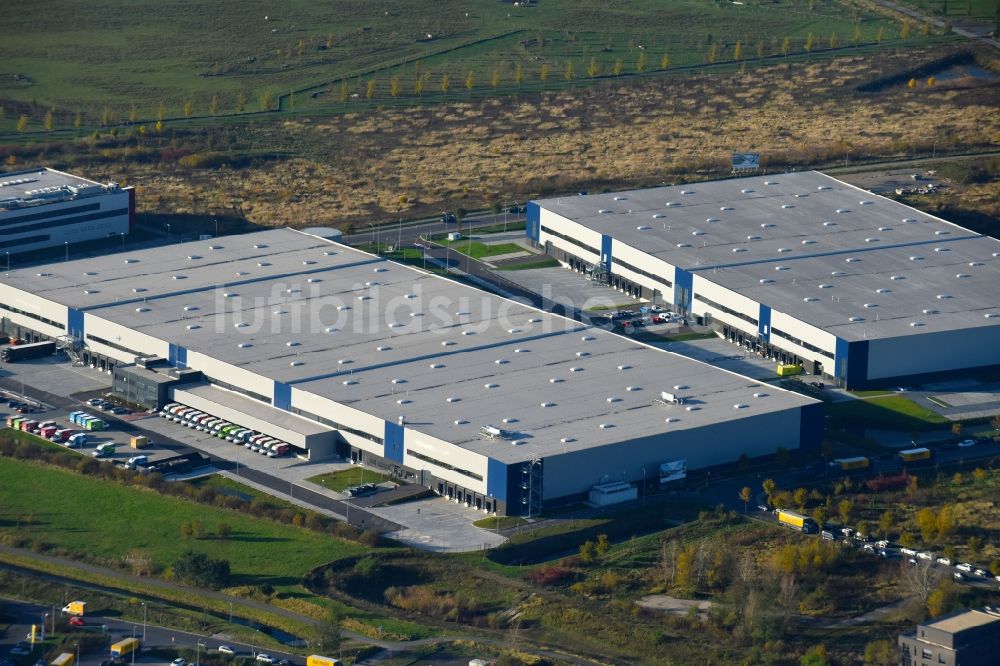 Luftaufnahme Schönefeld - Lagerhallen und Speditionsgebäude Geodis Logistics Deutschland GmbH an der Hans-Grade-Allee in Schönefeld im Bundesland Brandenburg, Deutschland