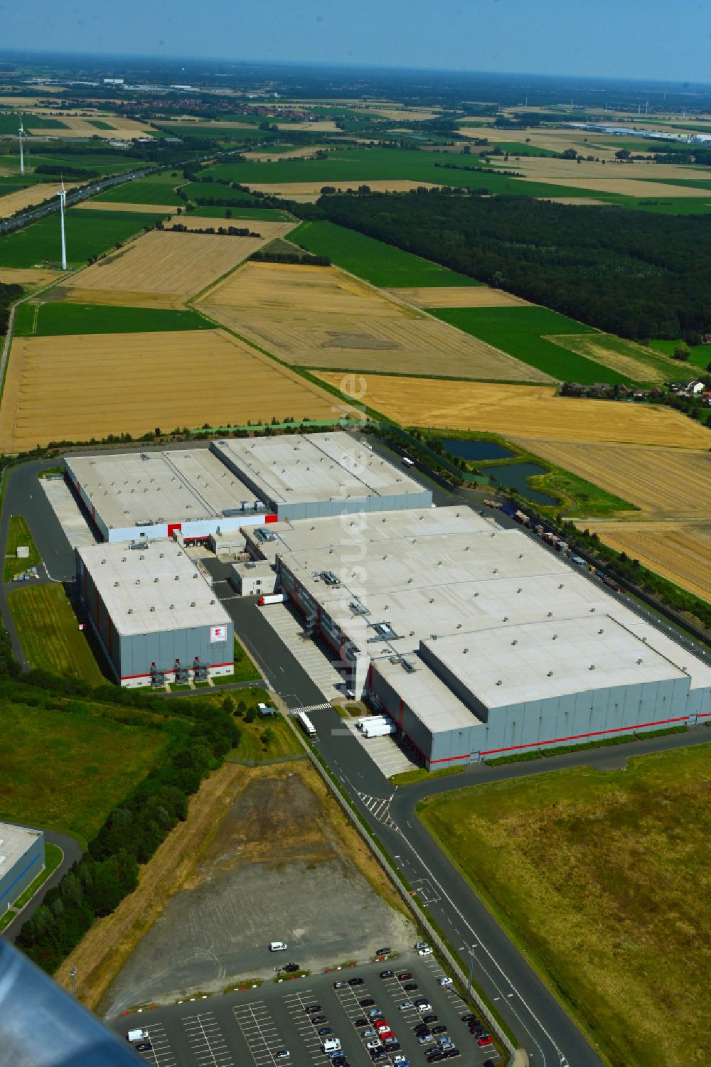 Barsinghausen aus der Vogelperspektive: Lagerhallen und Speditionsgebäude Kaufland Logistik in Barsinghausen im Bundesland Niedersachsen, Deutschland