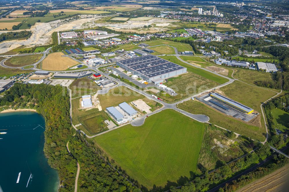 Beckum von oben - Lagerhallen und Speditionsgebäude der B Logistik GmbH in Beckum im Bundesland Nordrhein-Westfalen, Deutschland