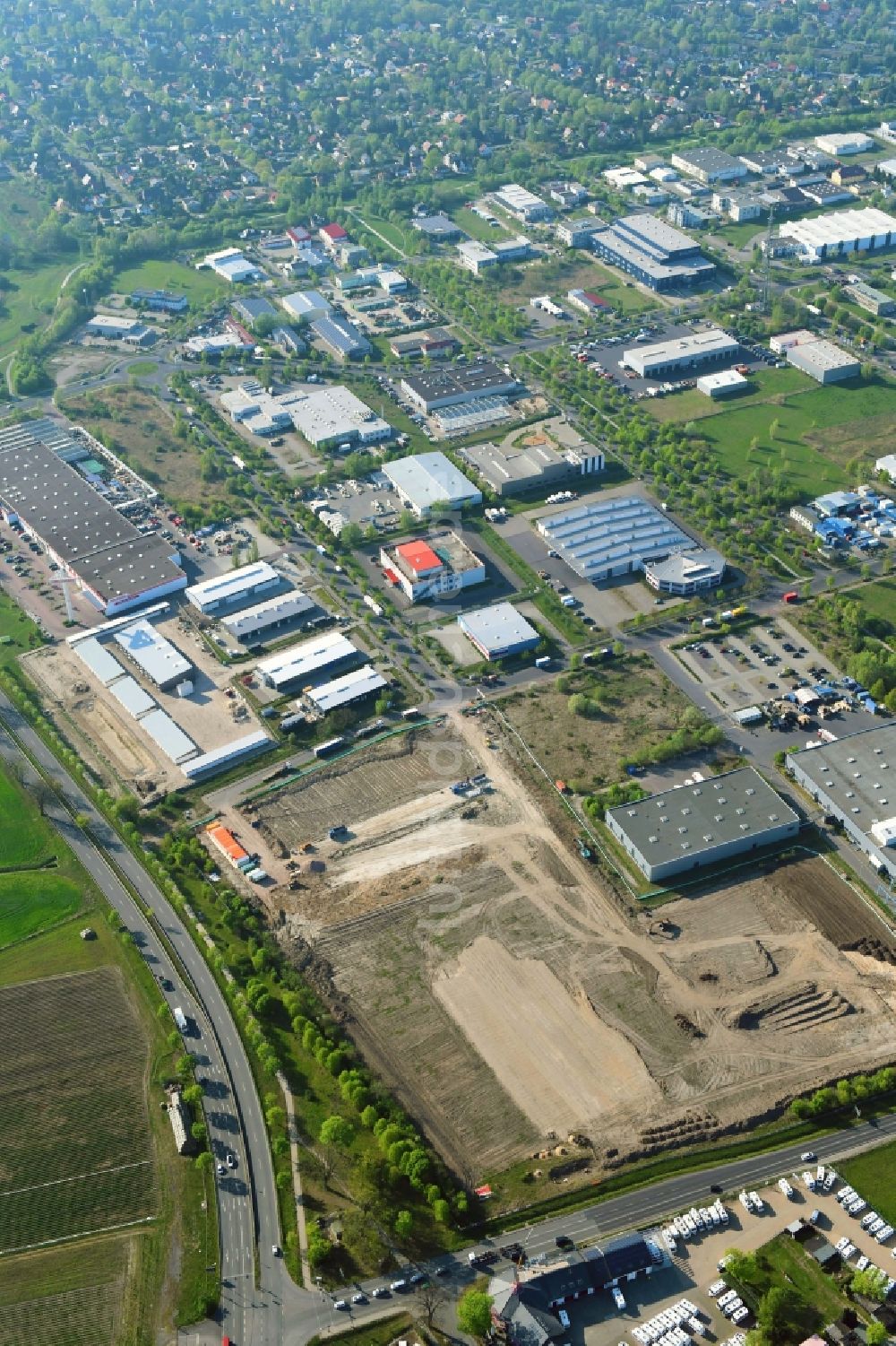 Hoppegarten aus der Vogelperspektive: Lagerhallen und Speditionsgebäude - Neubau Digitalstraße- Neuer Hönower Weg an der Bundesstraße B1 im Ortsteil Dahlwitz-Hoppegarten in Hoppegarten im Bundesland Brandenburg, Deutschland