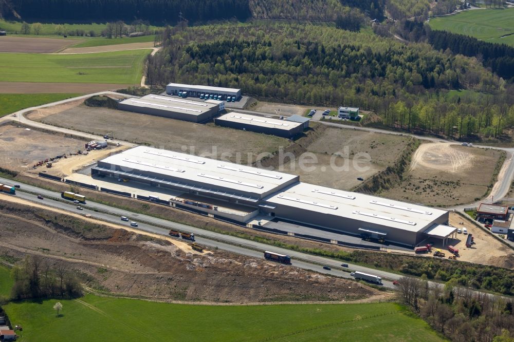 Olpe von oben - Lagerhallen und Speditionsgebäude - Neubau im Gewerbepark Hüppcherhammer in Olpe im Bundesland Nordrhein-Westfalen, Deutschland