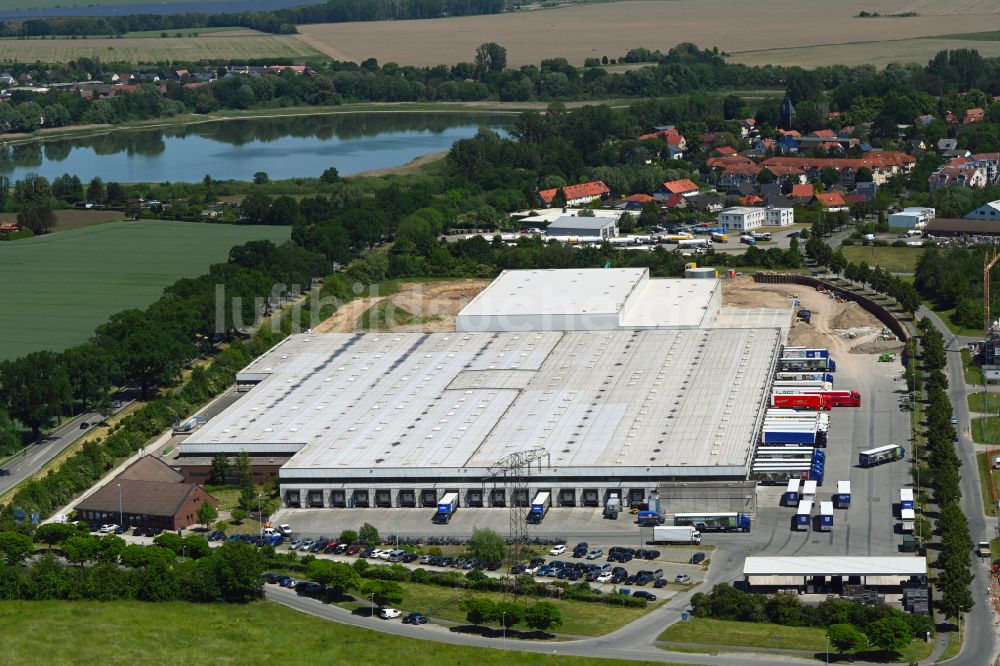 Luftaufnahme Seefeld-Löhme - Lagerhallen und Speditionsgebäude - Neubau an der Gewerbeparkstraße in Seefeld-Löhme im Bundesland Brandenburg, Deutschland