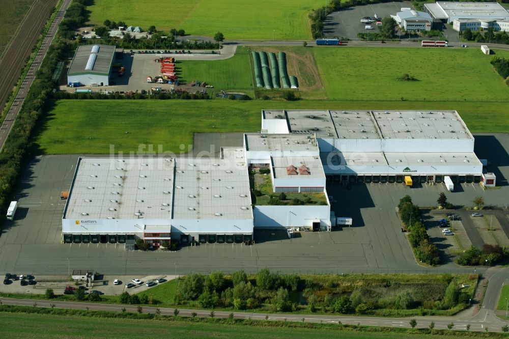 Sülzetal aus der Vogelperspektive: Lagerhallen und Speditionsgebäude der Ragaller GmbH & Co. Betriebs KG und der Kwetters Logistik GmbH im Ortsteil Langenweddingen in Sülzetal im Bundesland Sachsen-Anhalt, Deutschland