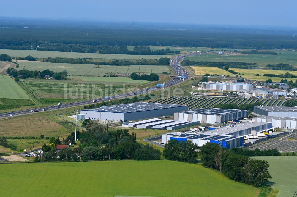 Oberkrämer aus der Vogelperspektive: Lagerhallen und Speditionsgebäude Rieck Logistik Berlin Nord GmbH & Co. KG in Oberkrämer im Bundesland Brandenburg, Deutschland