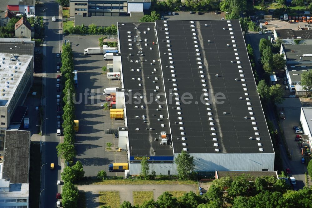 Luftaufnahme Berlin - Lagerhallen und Speditionsgebäude Rieck Projekt Kontrakt Logistik Berlin GmbH & Co. KG an der Porschestraße im Ortsteil Mariendorf in Berlin, Deutschland