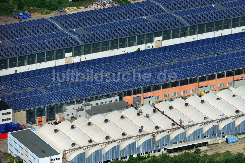 Bernau von oben - Lagerhallenkomplex der ehemaligen DDR- Staatsreserve am Schönfelder Weg in Bernau im Bundesland Brandenburg