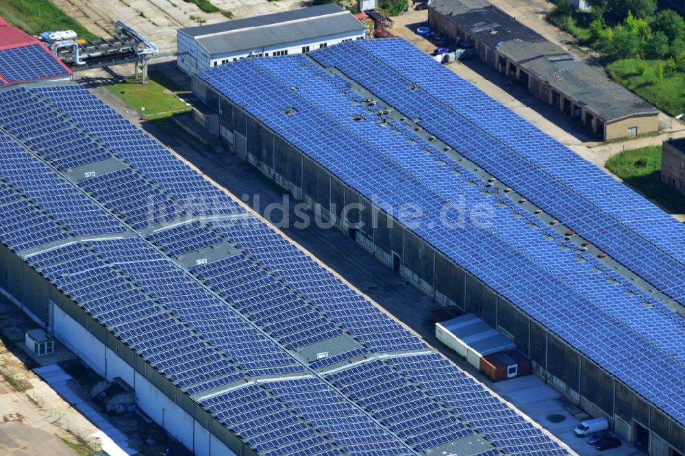 Bernau aus der Vogelperspektive: Lagerhallenkomplex der ehemaligen DDR- Staatsreserve am Schönfelder Weg in Bernau im Bundesland Brandenburg