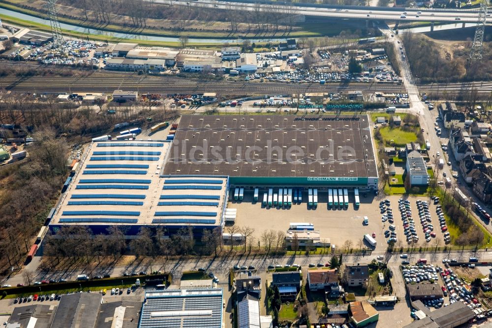 Bottrop aus der Vogelperspektive: Lagerhauskomplex- Gebäude der Deichmann Schuhe SE E-Commerce im Gewerbe- und Industriegebiet An der Knippenburg in Bottrop im Bundesland Nordrhein-Westfalen