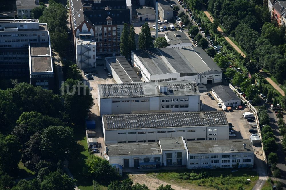 Luftbild Berlin - Lagerhauskomplex- Gebäude im Gewerbegebiet von A. Baur Pharma GmbH & Co. KG und India Food Singh GmbH in Berlin