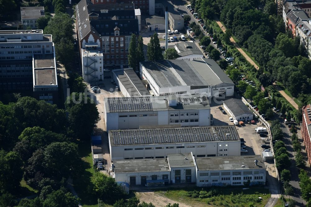 Berlin von oben - Lagerhauskomplex- Gebäude im Gewerbegebiet von A. Baur Pharma GmbH & Co. KG und India Food Singh GmbH in Berlin