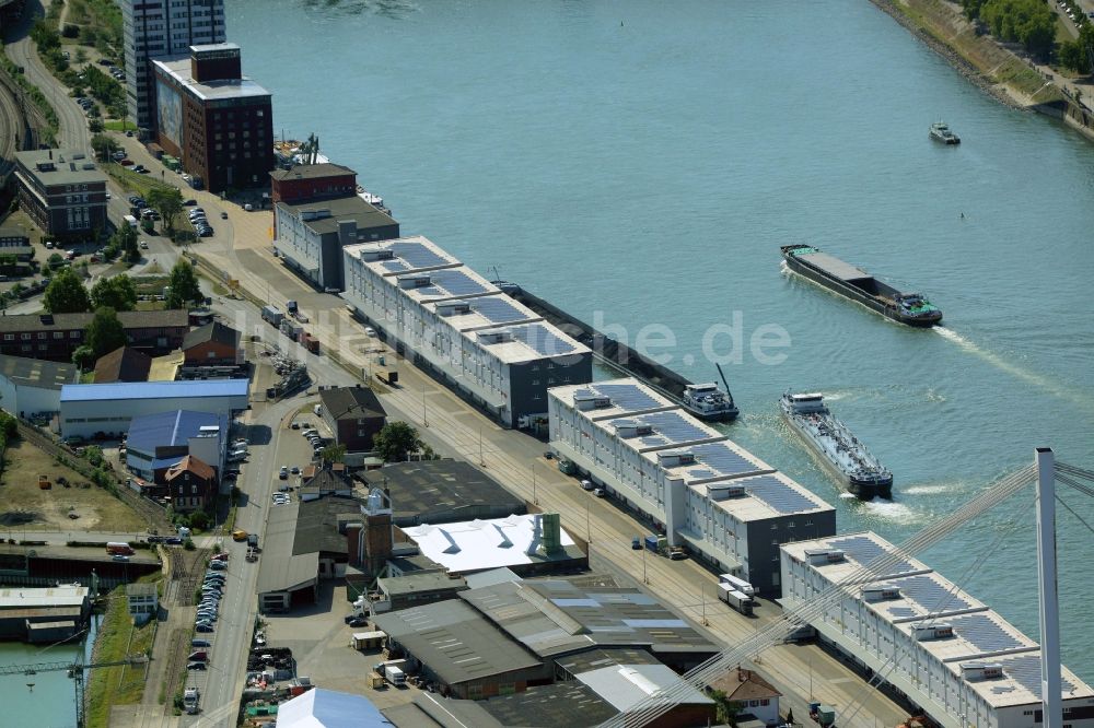 Ludwigshafen am Rhein aus der Vogelperspektive: Lagerhauskomplex- Gebäude im Gewerbegebiet am Binnenhafen am Ufer des Rhein in Ludwigshafen am Rhein im Bundesland Rheinland-Pfalz