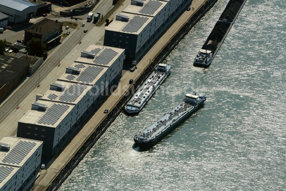 Luftaufnahme Ludwigshafen am Rhein - Lagerhauskomplex- Gebäude im Gewerbegebiet am Binnenhafen am Ufer des Rhein in Ludwigshafen am Rhein im Bundesland Rheinland-Pfalz