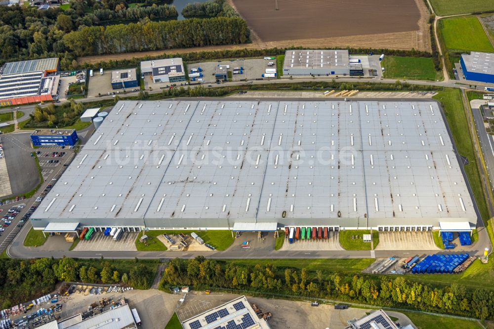 Emmerich am Rhein von oben - Lagerhauskomplex- Gebäude im Gewerbegebiet BLG Handelslogistik GmbH & Co.KG im Ortsteil Hüthum in Emmerich am Rhein im Bundesland Nordrhein-Westfalen, Deutschland