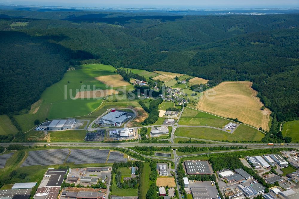 Meschede von oben - Lagerhauskomplex- Gebäude im Gewerbegebiet Enste Nord an der A 46 in Meschede im Bundesland Nordrhein-Westfalen