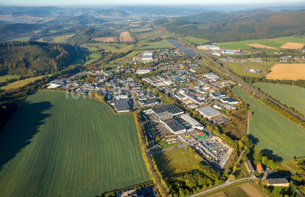 Meschede aus der Vogelperspektive: Lagerhauskomplex- Gebäude im Gewerbegebiet Enste Nord an der A 46 in Meschede im Bundesland Nordrhein-Westfalen