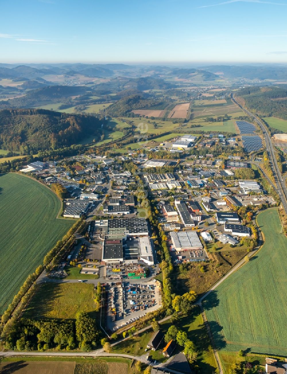 Luftaufnahme Meschede - Lagerhauskomplex- Gebäude im Gewerbegebiet Enste Nord an der A 46 in Meschede im Bundesland Nordrhein-Westfalen