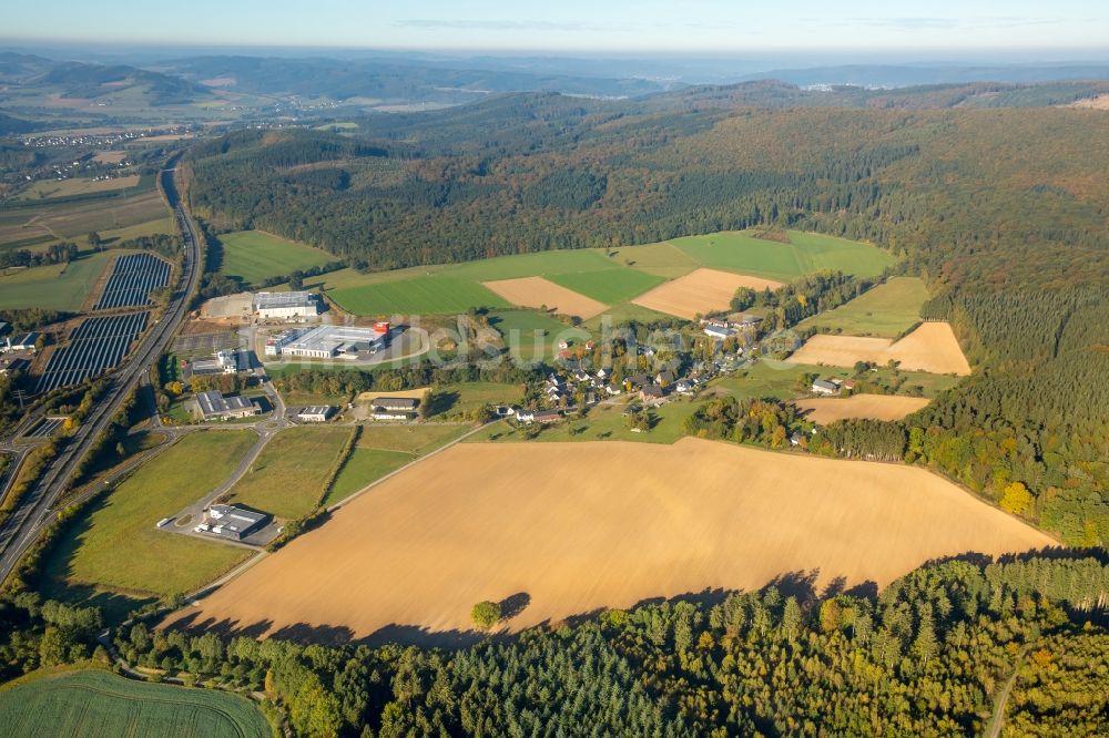 Meschede von oben - Lagerhauskomplex- Gebäude im Gewerbegebiet Enste Nord an der A 46 in Meschede im Bundesland Nordrhein-Westfalen