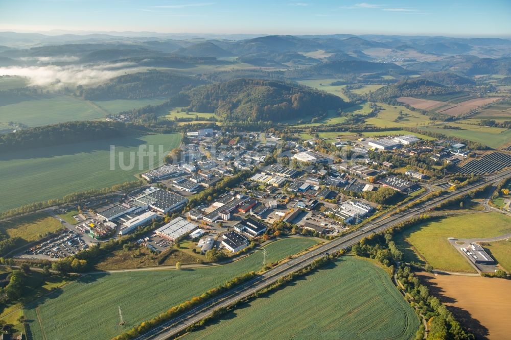 Meschede aus der Vogelperspektive: Lagerhauskomplex- Gebäude im Gewerbegebiet Enste Nord an der A 46 in Meschede im Bundesland Nordrhein-Westfalen