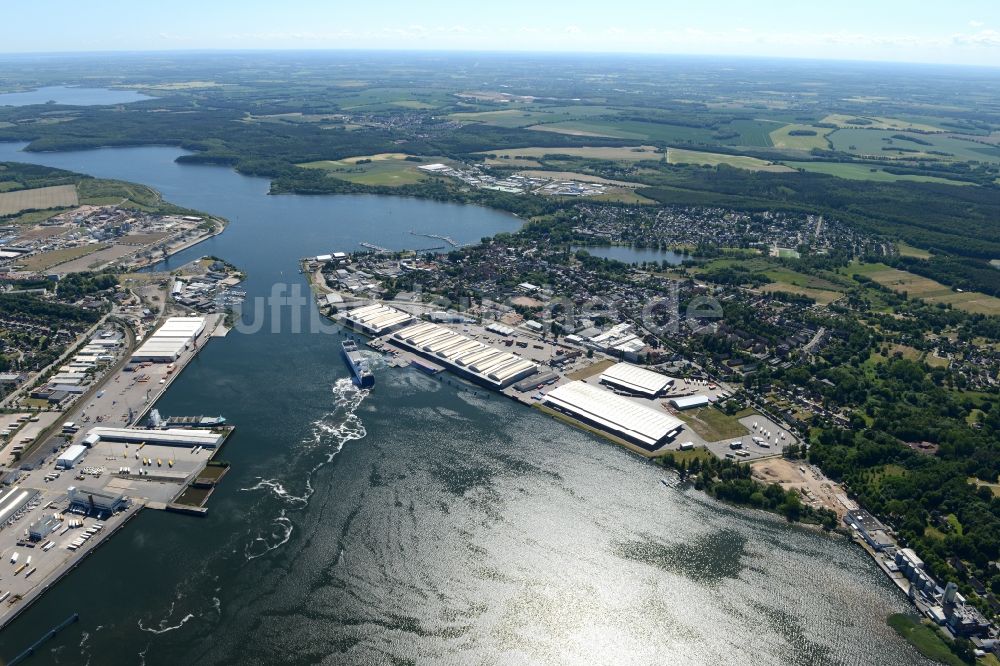 Schlutup aus der Vogelperspektive: Lagerhauskomplex- Gebäude im Gewerbegebiet an der Fabrikstraße in Schlutup im Bundesland Schleswig-Holstein