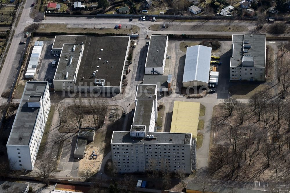 Berlin aus der Vogelperspektive: Lagerhauskomplex- Gebäude im Gewerbegebiet Köpenicker Allee - Straße im Ortsteil Karlshorst in Berlin