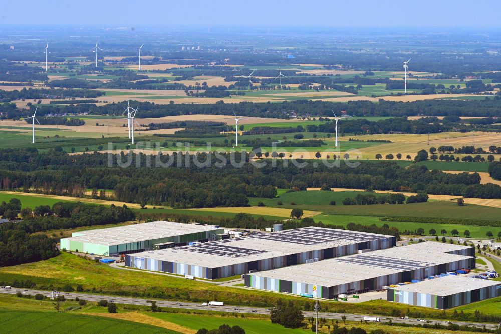 Mienenbüttel aus der Vogelperspektive: Lagerhauskomplex- Gebäude im Gewerbegebiet in Mienenbüttel im Bundesland Niedersachsen, Deutschland