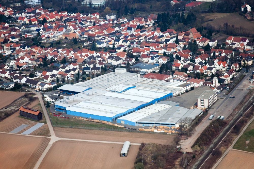 Rülzheim aus der Vogelperspektive: Lagerhauskomplex- Gebäude im Gewerbegebiet TRANSAC Intern. Speditionsgesellschaft mbH in Rülzheim im Bundesland Rheinland-Pfalz