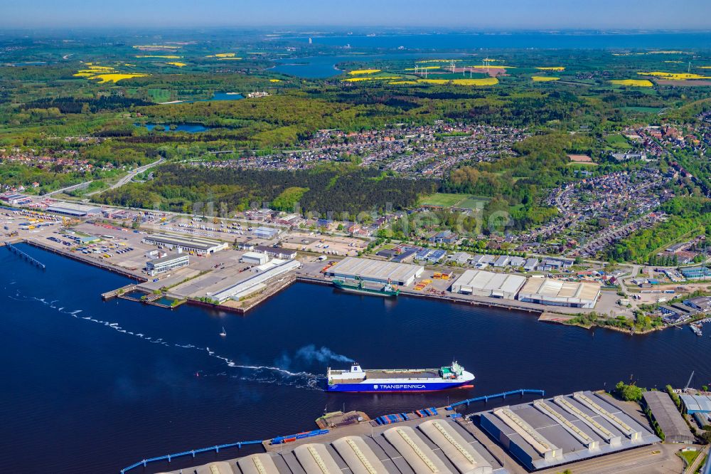 Luftbild Lübeck - Lagerhauskomplex- Gebäude im Gewerbegebiet am Ufer der Trave mit der Autofähre Corona Sea an der Fabrikstraße in Lübeck im Bundesland Schleswig-Holstein