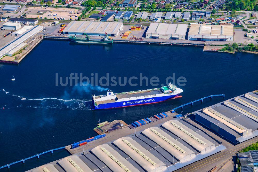 Luftaufnahme Lübeck - Lagerhauskomplex- Gebäude im Gewerbegebiet am Ufer der Trave mit der Autofähre Corona Sea an der Fabrikstraße in Lübeck im Bundesland Schleswig-Holstein