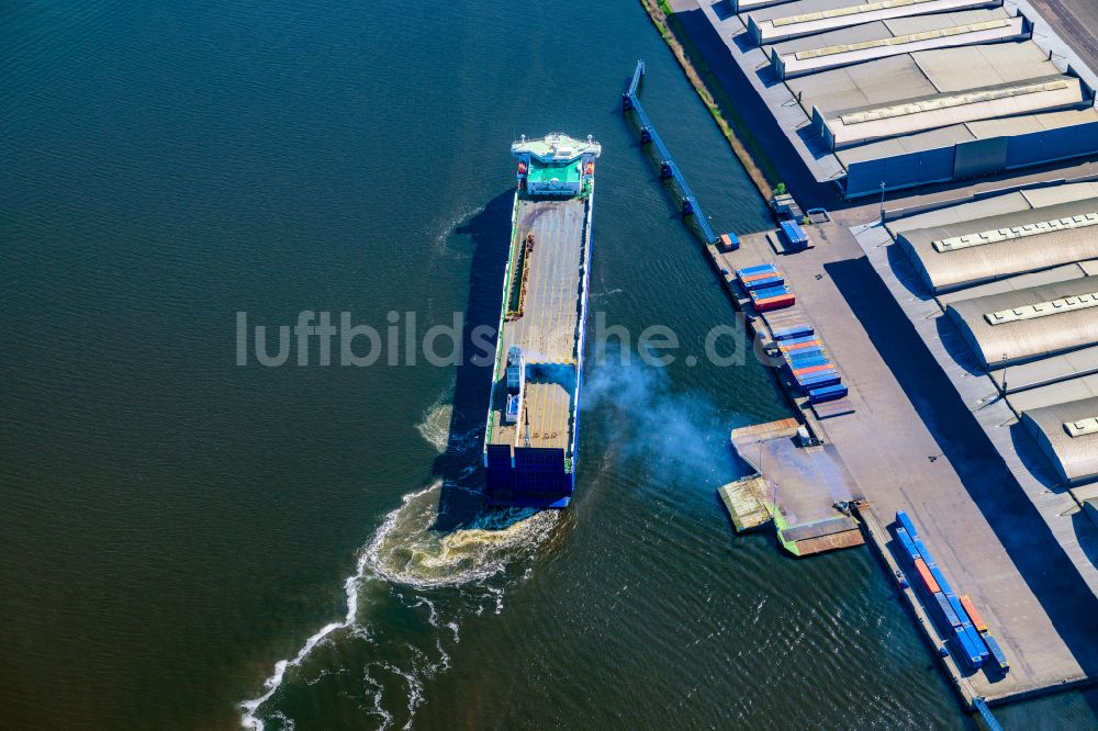 Lübeck von oben - Lagerhauskomplex- Gebäude im Gewerbegebiet am Ufer der Trave mit der Autofähre Corona Sea an der Fabrikstraße in Lübeck im Bundesland Schleswig-Holstein