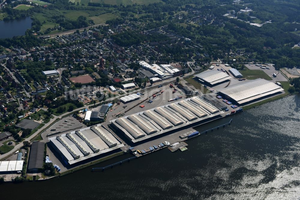 Luftaufnahme Lübeck - Lagerhauskomplex- Gebäude im Gewerbegebiet am Ufer der Trave an der Fabrikstraße in Lübeck im Bundesland Schleswig-Holstein