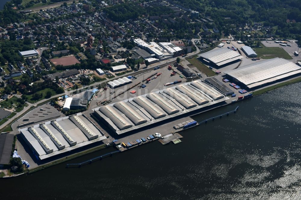 Lübeck von oben - Lagerhauskomplex- Gebäude im Gewerbegebiet am Ufer der Trave an der Fabrikstraße in Lübeck im Bundesland Schleswig-Holstein