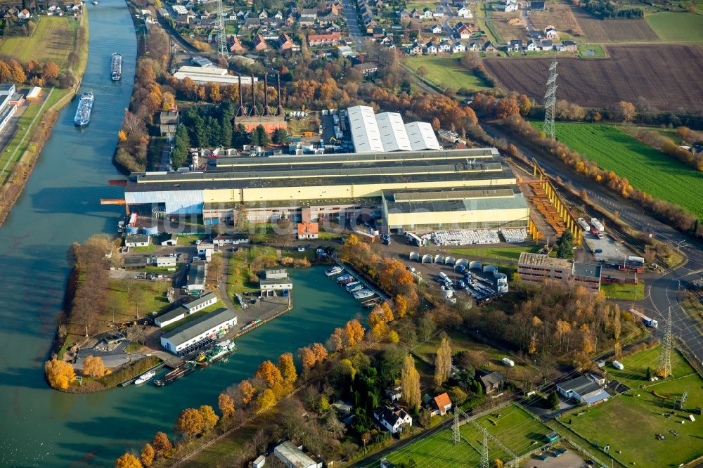 Voerde (Niederrhein) aus der Vogelperspektive: Lagerhauskomplex- Gebäude im Gewerbegebiet WDK Hafen und Lager GmbH am Wesel-Datteln-Kanal im Ortsteil Spellen in Voerde (Niederrhein) im Bundesland Nordrhein-Westfalen