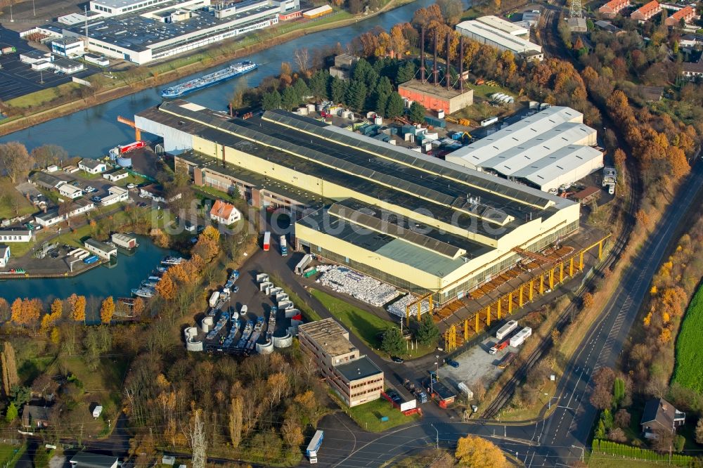 Voerde (Niederrhein) von oben - Lagerhauskomplex- Gebäude im Gewerbegebiet WDK Hafen und Lager GmbH am Wesel-Datteln-Kanal im Ortsteil Spellen in Voerde (Niederrhein) im Bundesland Nordrhein-Westfalen