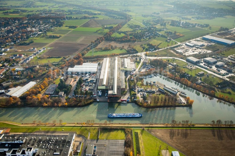 Voerde (Niederrhein) von oben - Lagerhauskomplex- Gebäude im Gewerbegebiet WDK Hafen und Lager GmbH am Wesel-Datteln-Kanal im Ortsteil Spellen in Voerde (Niederrhein) im Bundesland Nordrhein-Westfalen