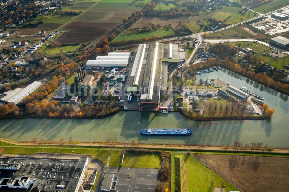 Voerde (Niederrhein) aus der Vogelperspektive: Lagerhauskomplex- Gebäude im Gewerbegebiet WDK Hafen und Lager GmbH am Wesel-Datteln-Kanal im Ortsteil Spellen in Voerde (Niederrhein) im Bundesland Nordrhein-Westfalen