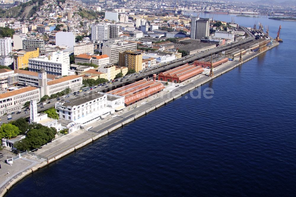 Luftbild Rio de Janeiro - Lagerhäuser und Docks im Hafenbereich entlang der Av.Rodrigues Alves in Rio de Janeiro in Brasilien