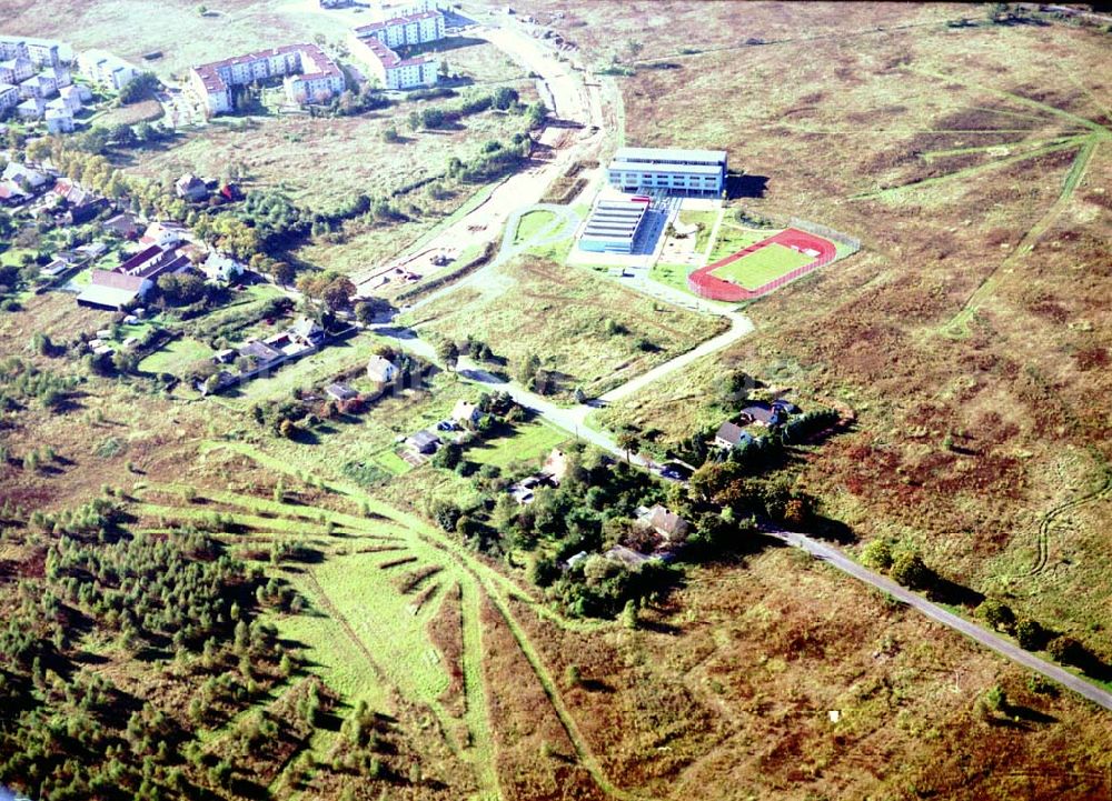 Schönefeld, Brandenburg aus der Vogelperspektive: Land-Art Projekt im Gewerbe- und Wohngebiet Roncasa der HVB Projekt GmbH westlich des S- und Fernbahnhofes Schönefeld