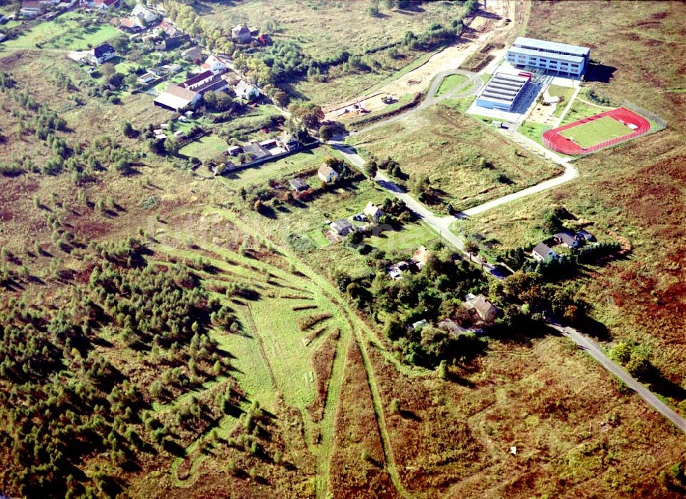 Luftbild Schönefeld, Brandenburg - Land-Art Projekt im Gewerbe- und Wohngebiet Roncasa der HVB Projekt GmbH westlich des S- und Fernbahnhofes Schönefeld