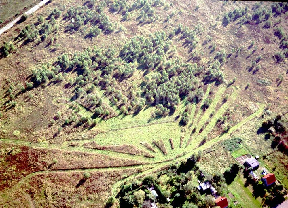 Luftaufnahme Schönefeld, Brandenburg - Land-Art Projekt im Gewerbe- und Wohngebiet Roncasa der HVB Projekt GmbH westlich des S- und Fernbahnhofes Schönefeld