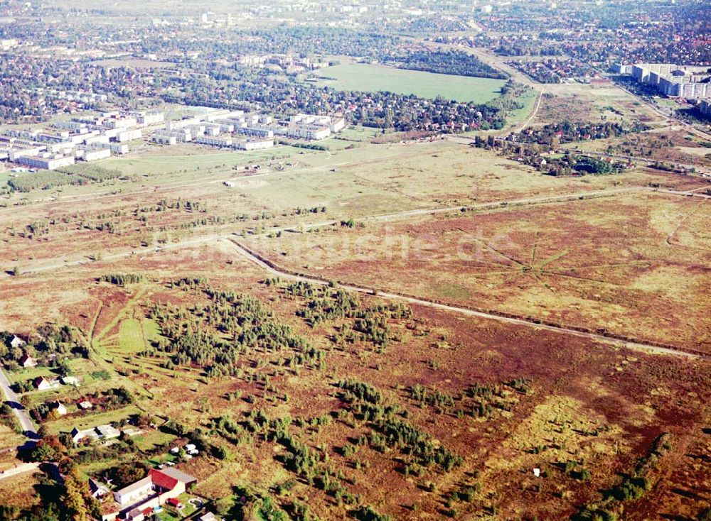 Schönefeld, Brandenburg aus der Vogelperspektive: Land-Art Projekt im Gewerbe- und Wohngebiet Roncasa der HVB Projekt GmbH westlich des S- und Fernbahnhofes Schönefeld