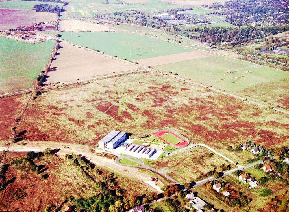 Luftbild Schönefeld, Brandenburg - Land-Art Projekt im Gewerbe- und Wohngebiet Roncasa der HVB Projekt GmbH westlich des S- und Fernbahnhofes Schönefeld