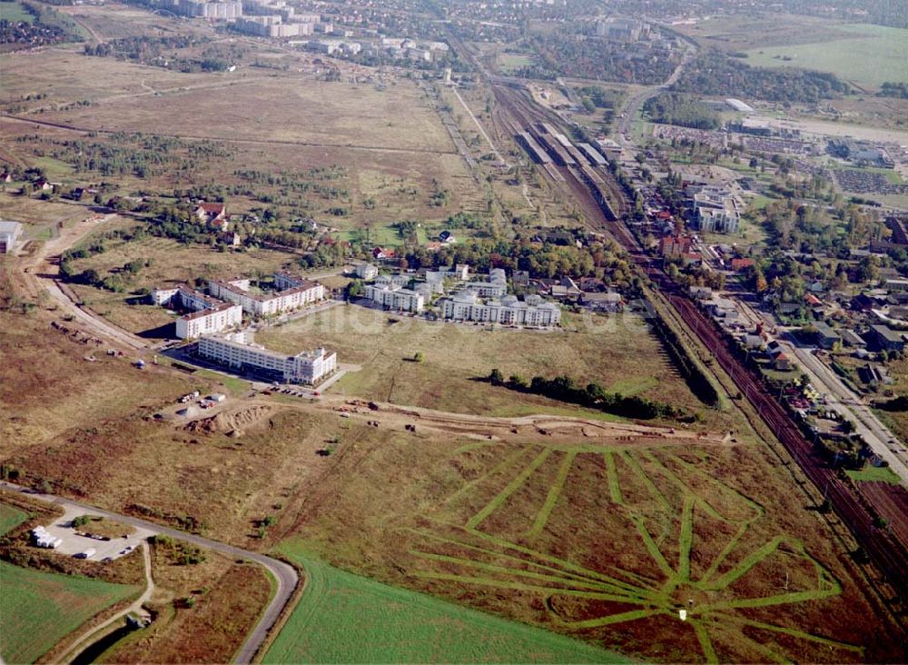 Schönefeld, Brandenburg von oben - Land-Art Projekt im Gewerbe- und Wohngebiet Roncasa der HVB Projekt GmbH westlich des S- und Fernbahnhofes Schönefeld