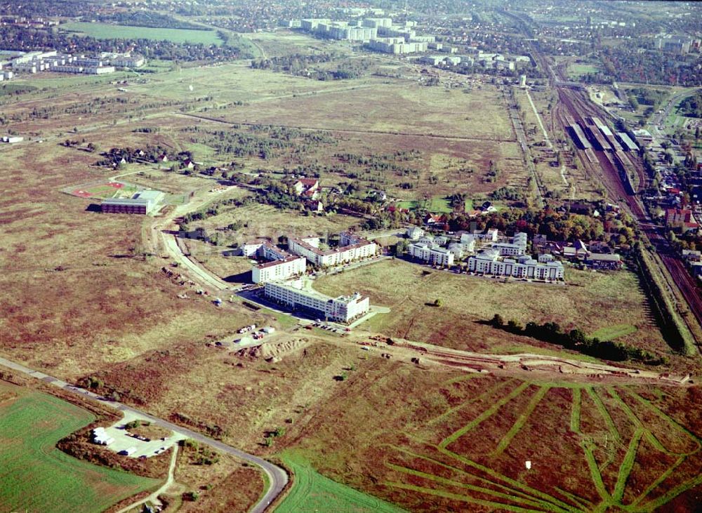 Schönefeld, Brandenburg aus der Vogelperspektive: Land-Art Projekt im Gewerbe- und Wohngebiet Roncasa der HVB Projekt GmbH westlich des S- und Fernbahnhofes Schönefeld