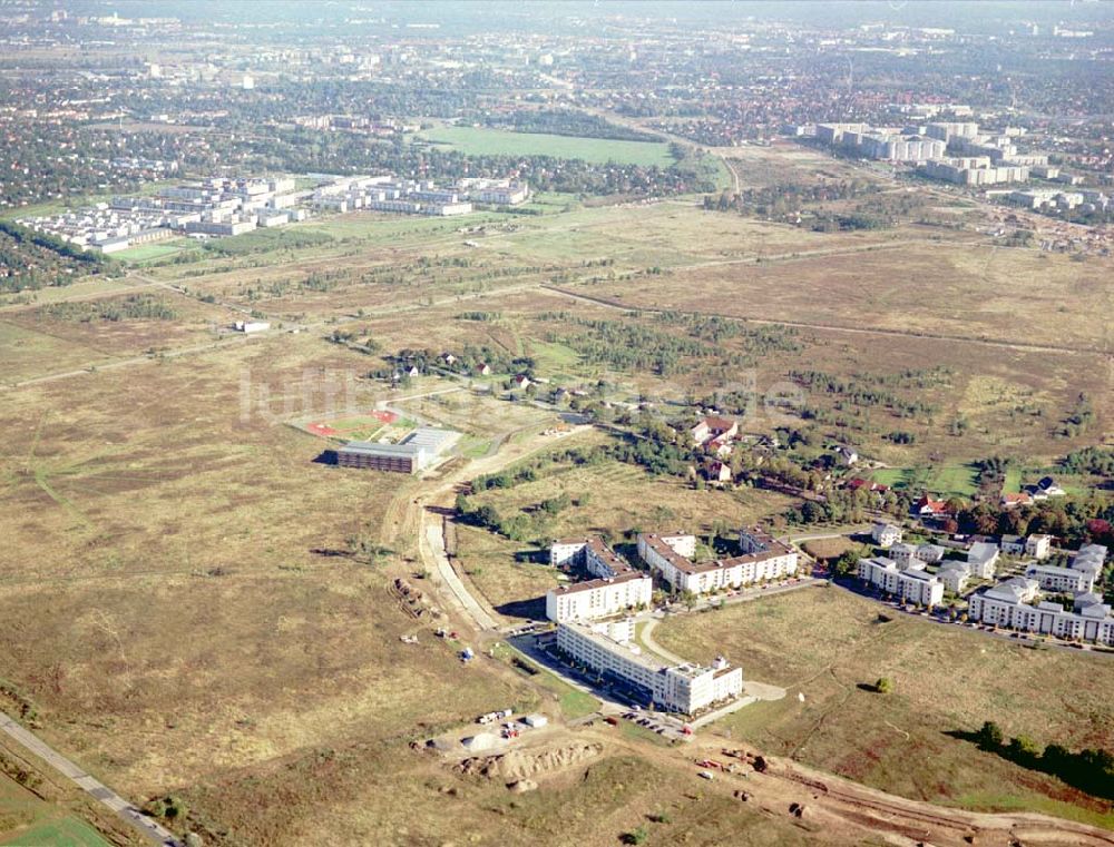 Luftbild Schönefeld, Brandenburg - Land-Art Projekt im Gewerbe- und Wohngebiet Roncasa der HVB Projekt GmbH westlich des S- und Fernbahnhofes Schönefeld