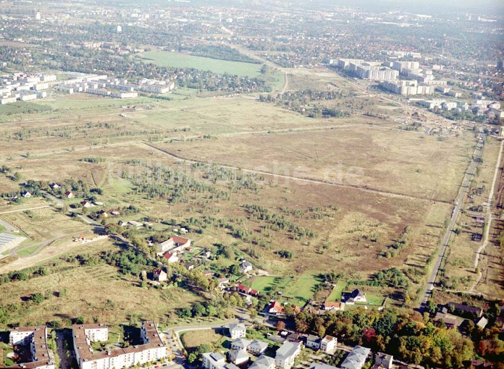 Luftaufnahme Schönefeld, Brandenburg - Land-Art Projekt im Gewerbe- und Wohngebiet Roncasa der HVB Projekt GmbH westlich des S- und Fernbahnhofes Schönefeld