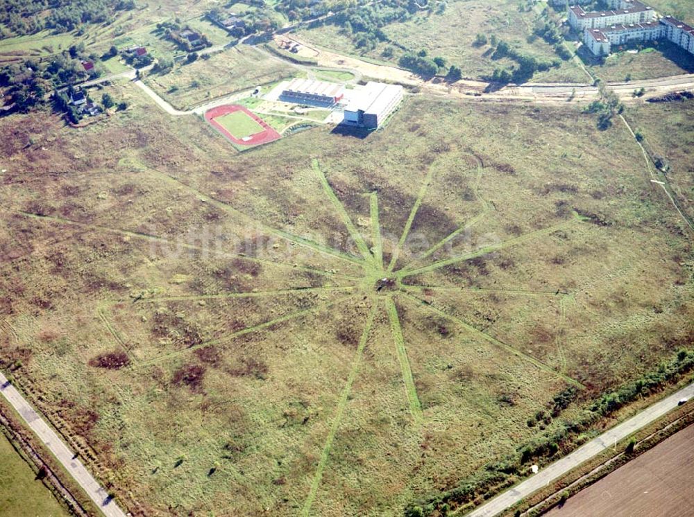 Schönefeld, Brandenburg aus der Vogelperspektive: Land-Art Projekt im Gewerbe- und Wohngebiet Roncasa der HVB Projekt GmbH westlich des S- und Fernbahnhofes Schönefeld