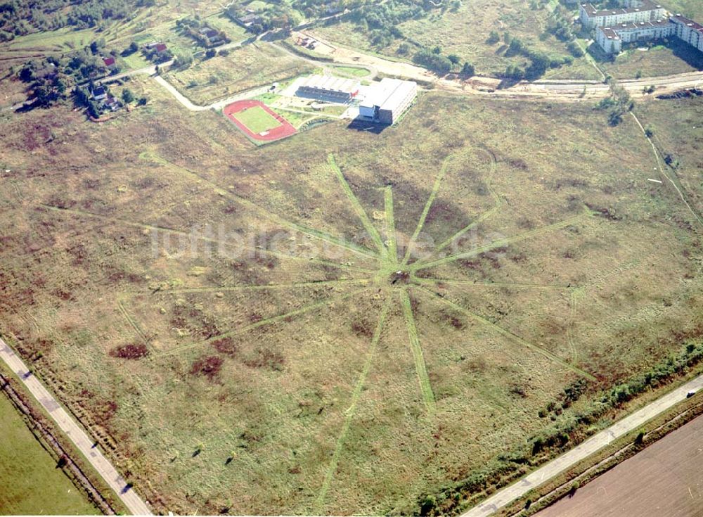 Luftaufnahme Schönefeld, Brandenburg - Land-Art Projekt im Gewerbe- und Wohngebiet Roncasa der HVB Projekt GmbH westlich des S- und Fernbahnhofes Schönefeld