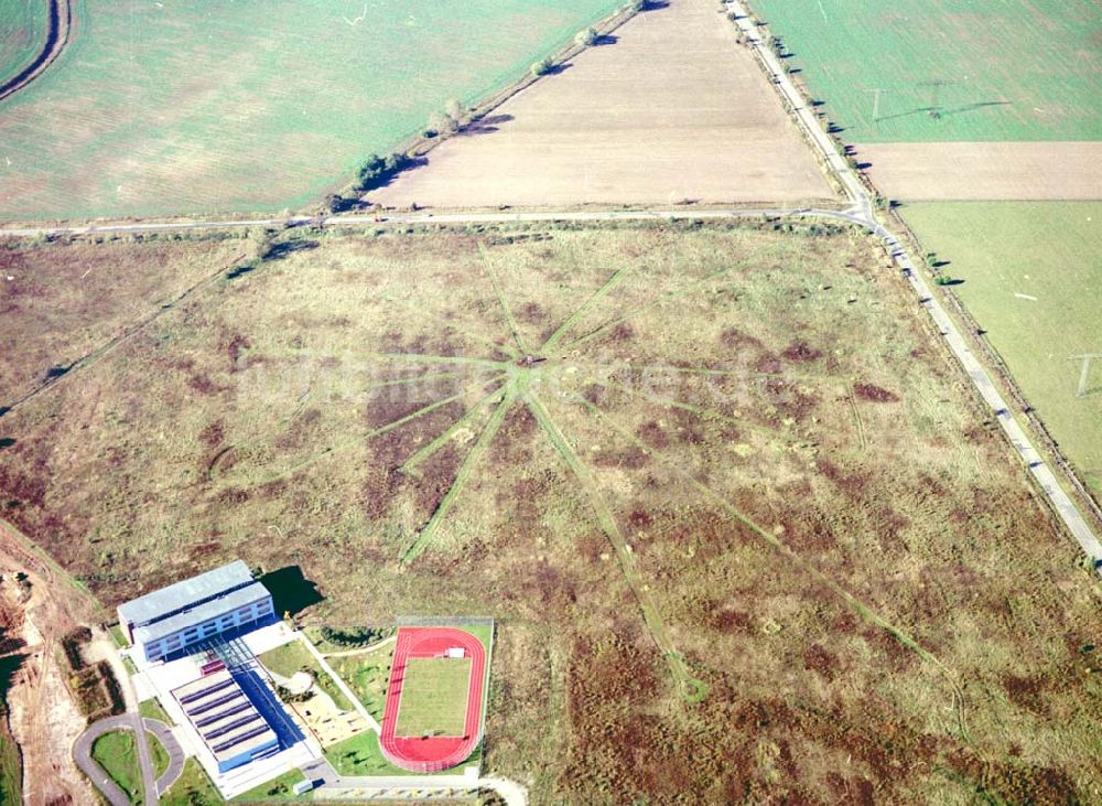 Schönefeld, Brandenburg von oben - Land-Art Projekt im Gewerbe- und Wohngebiet Roncasa der HVB Projekt GmbH westlich des S- und Fernbahnhofes Schönefeld