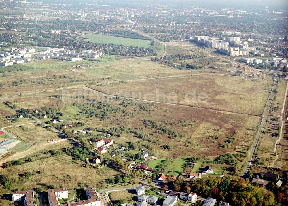 Luftaufnahme Schönefeld, Brandenburg - Land-Art Projekt im Gewerbe- und Wohngebiet Roncasa der HVB Projekt GmbH westlich des S- und Fernbahnhofes Schönefeld.